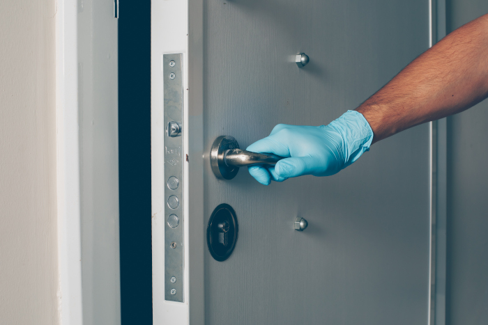 photo d_une porte blindée avec une serrure à larder